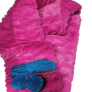 𝅺Betsey Johnson Faux fur scarf. New with tags.